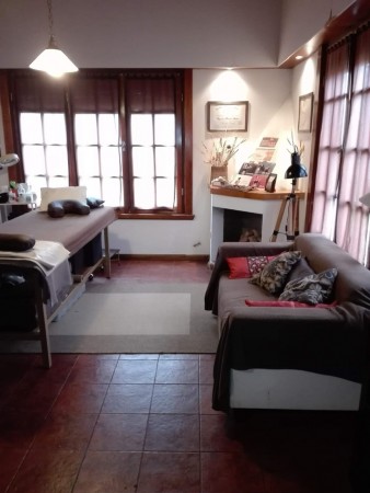 casa en barrio pompeya con garage y local lote propio