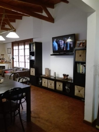 casa en barrio pompeya con garage y local lote propio