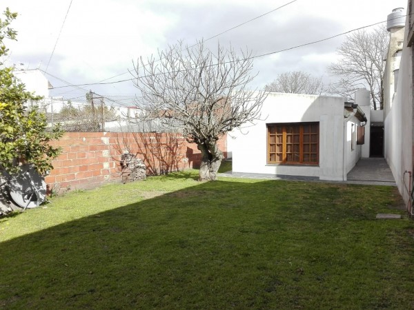 casa en barrio pompeya con garage y local lote propio