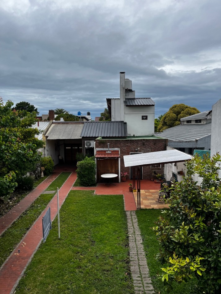 chalet y dpto mas garage y amplio parque con quincho a una cuadra de constitucion