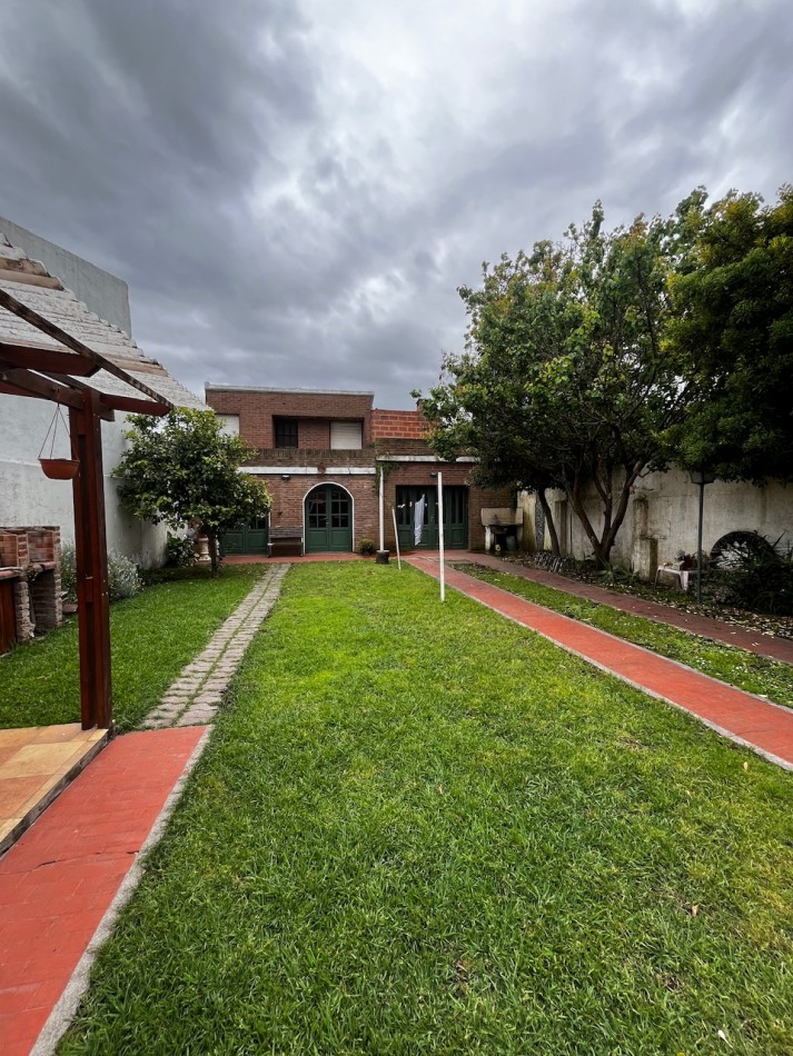 chalet y dpto mas garage y amplio parque con quincho a una cuadra de constitucion