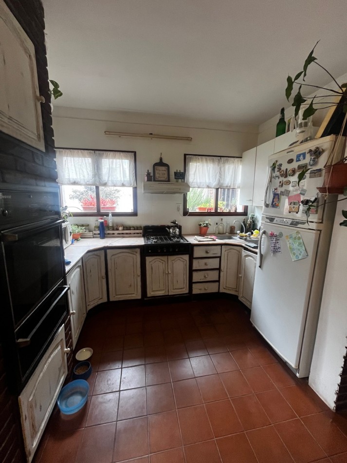 chalet y dpto mas garage y amplio parque con quincho a una cuadra de constitucion