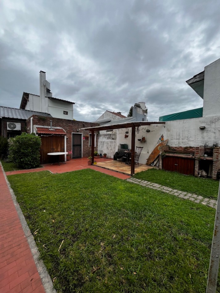 chalet y dpto mas garage y amplio parque con quincho a una cuadra de constitucion