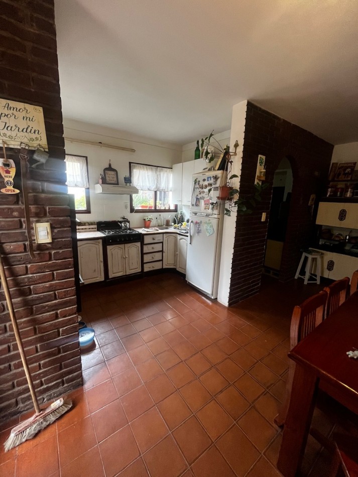 chalet y dpto mas garage y amplio parque con quincho a una cuadra de constitucion