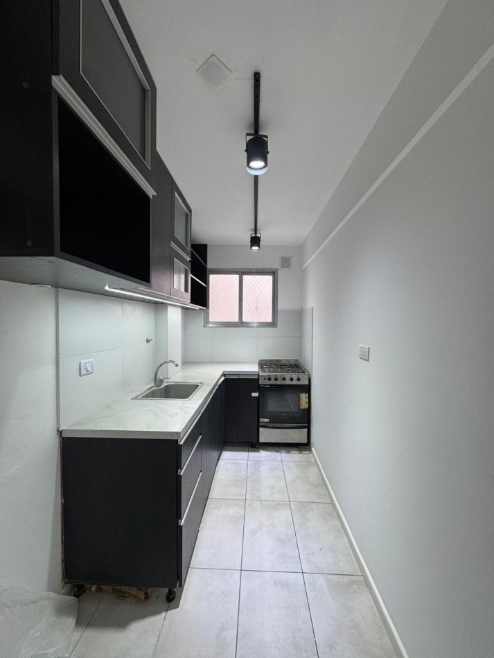 dpto 2amb reciclado con balcon en plaza colon 