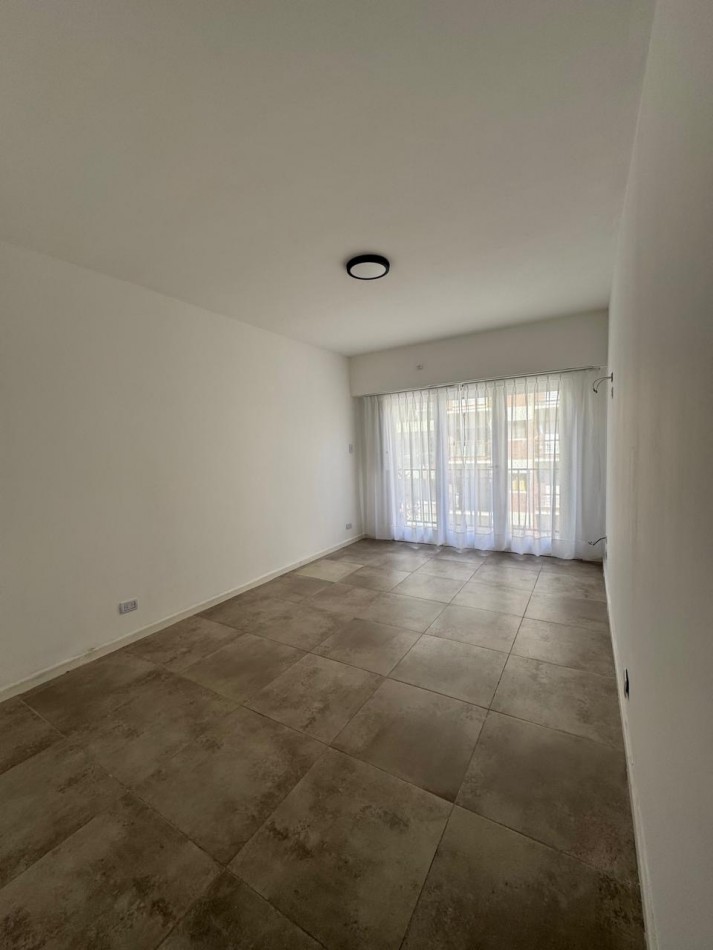 dpto 2amb reciclado con balcon en plaza colon 