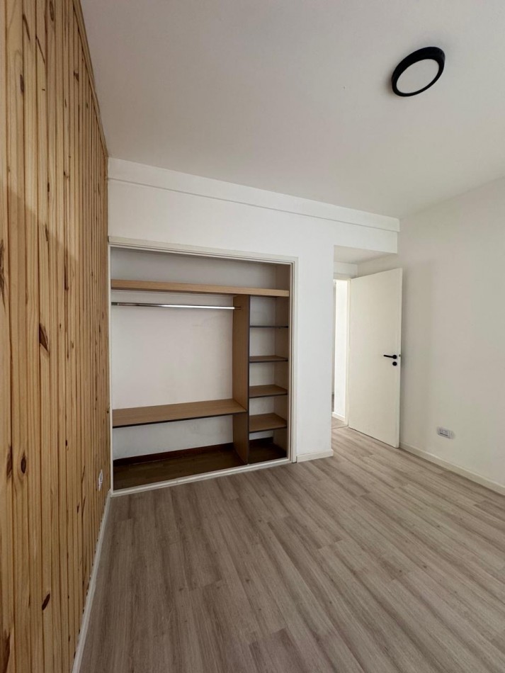 dpto 2amb reciclado con balcon en plaza colon 