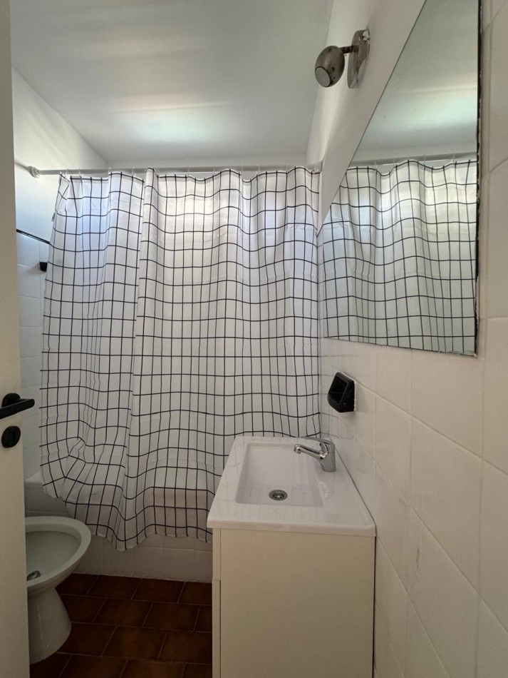 dpto 2amb reciclado con balcon en plaza colon 