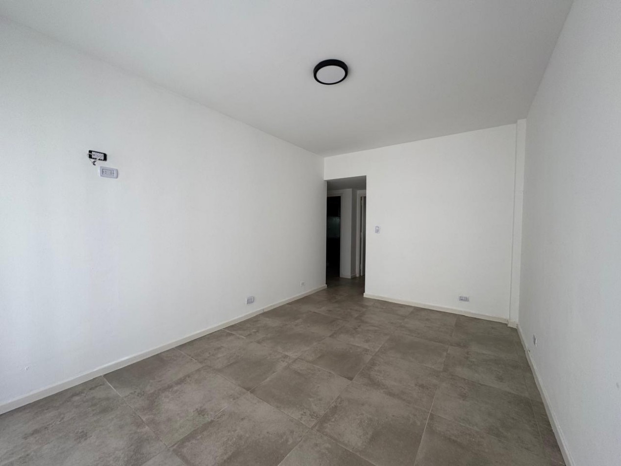 dpto 2amb reciclado con balcon en plaza colon 