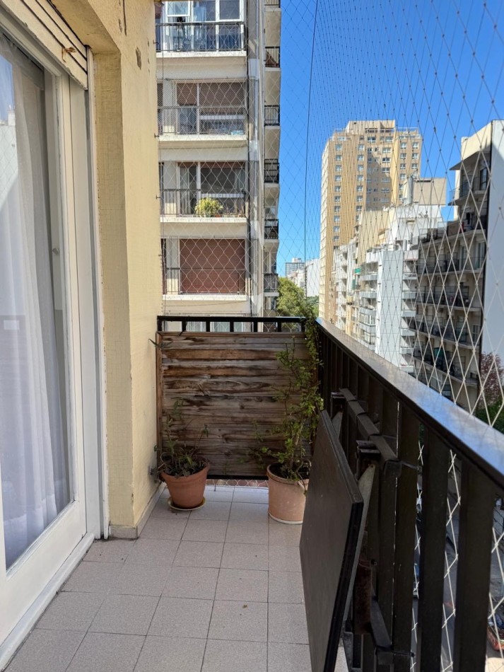 dpto 2amb reciclado con balcon en plaza colon 