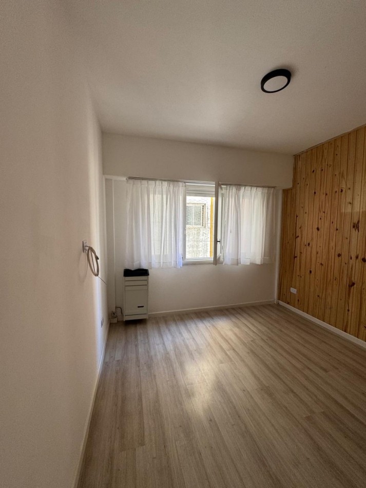 dpto 2amb reciclado con balcon en plaza colon 