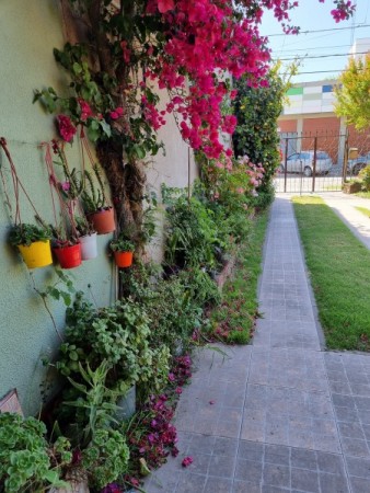 chalet en lote propio con parque